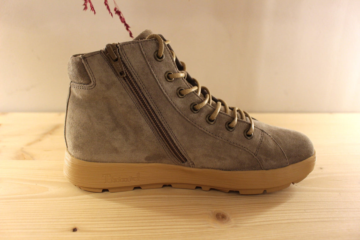Bottines THINK en cuir velours de couleur greige. Chaussures doublées cuir et laine polaire. Serrage par lacets coton beige avec les embouts rouge