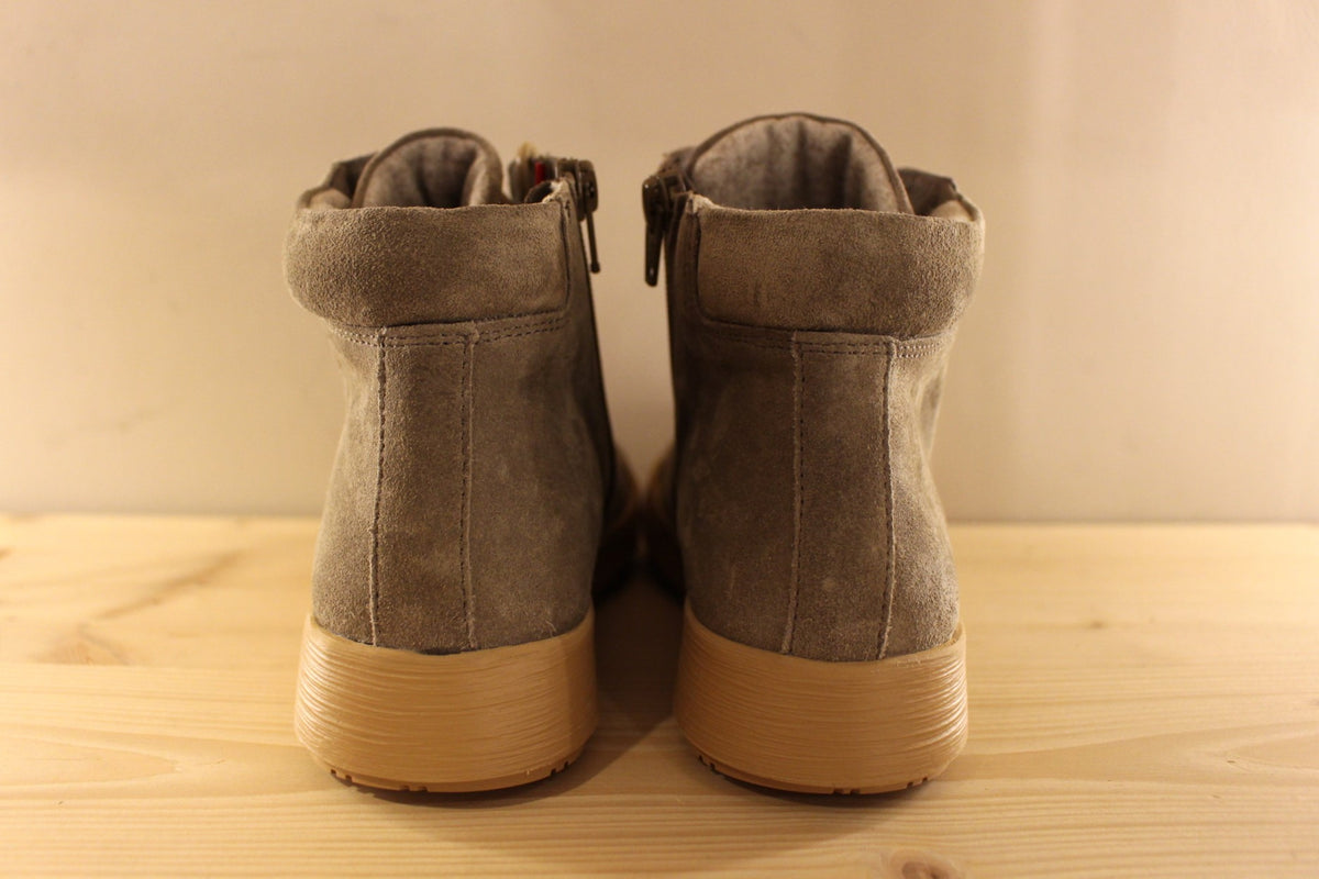 Bottines THINK en cuir velours de couleur greige. Chaussures doublées cuir et laine polaire. Serrage par lacets coton beige avec les embouts rouge