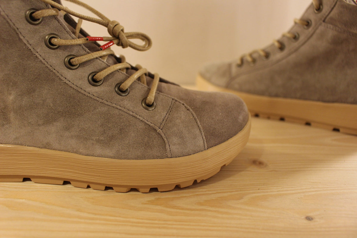 Bottines THINK en cuir velours de couleur greige. Chaussures doublées cuir et laine polaire. Serrage par lacets coton beige avec les embouts rouge