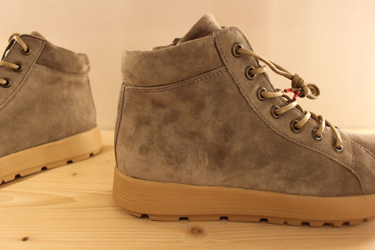Bottines THINK en cuir velours de couleur greige. Chaussures doublées cuir et laine polaire. Serrage par lacets coton beige avec les embouts rouge