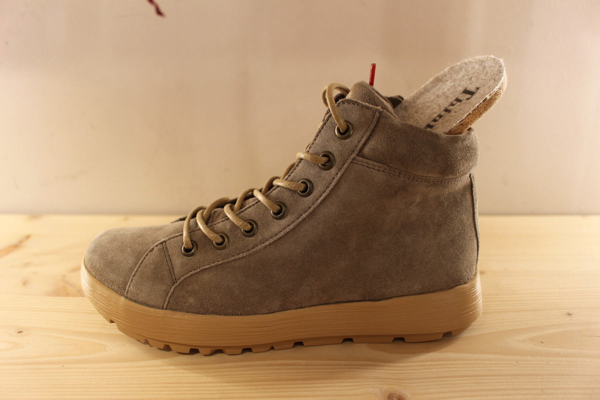 Bottines THINK en cuir velours de couleur greige. Chaussures doublées cuir et laine polaire. Serrage par lacets coton beige avec les embouts rouge