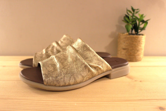 Chaussures THINK - 3-000943. Marque autrichienne. Mule en cuir imprimé, métallisé de couleur platine. Aspect fripé du cuir sur le coup de pied, avec élastique d'aisance en interne.