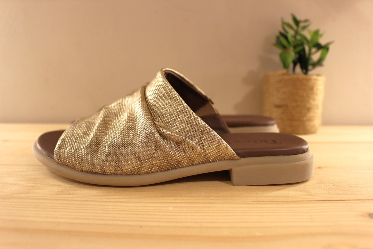 Chaussures THINK - 3-000943. Marque autrichienne. Mule en cuir imprimé, métallisé de couleur platine. Aspect fripé du cuir sur le coup de pied, avec élastique d'aisance en interne.