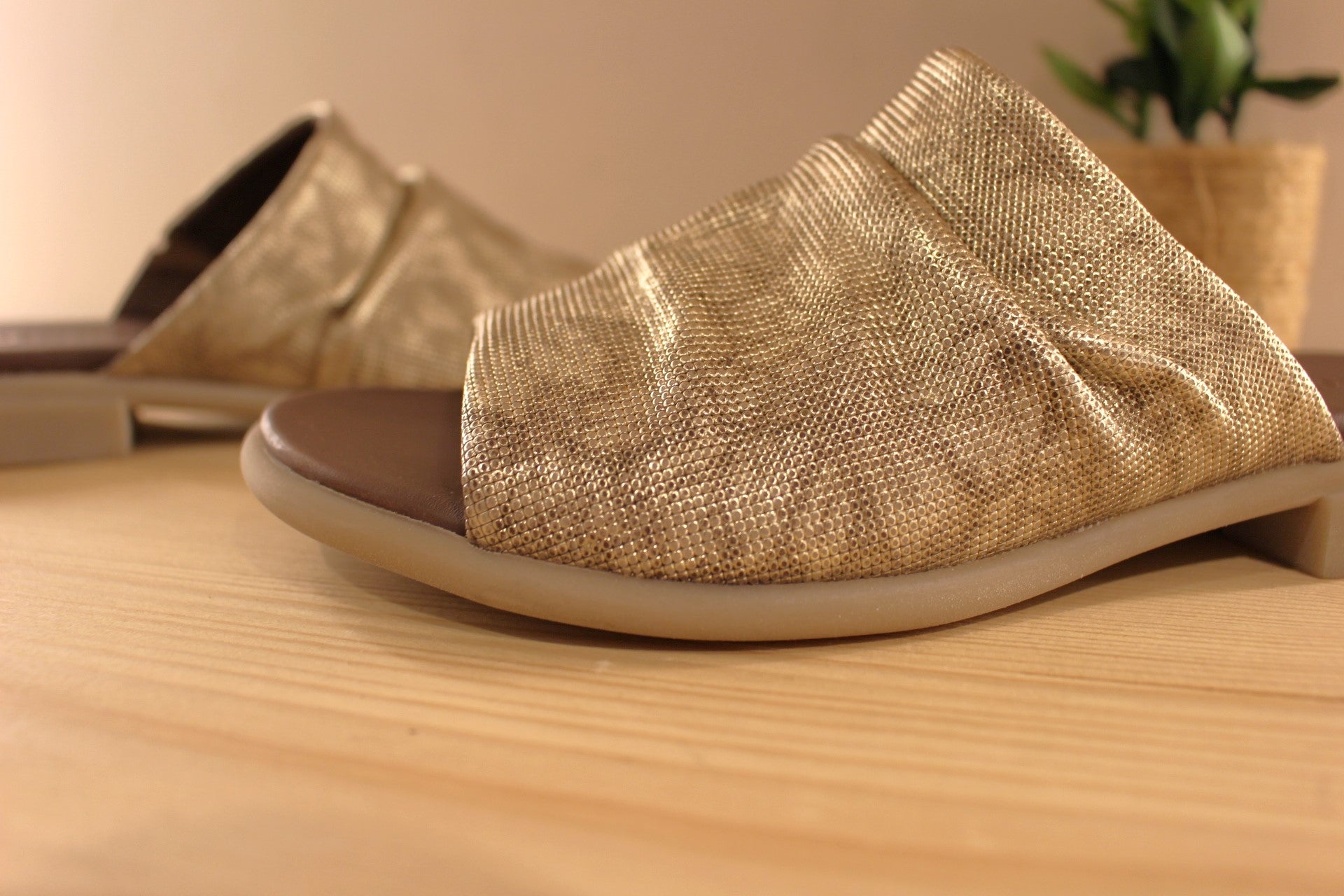 Chaussures THINK - 3-000943. Marque autrichienne. Mule en cuir imprimé, métallisé de couleur platine. Aspect fripé du cuir sur le coup de pied, avec élastique d'aisance en interne.