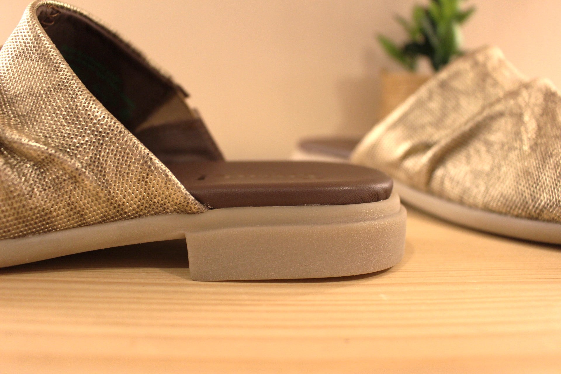 Chaussures THINK - 3-000943. Marque autrichienne. Mule en cuir imprimé, métallisé de couleur platine. Aspect fripé du cuir sur le coup de pied, avec élastique d'aisance en interne.