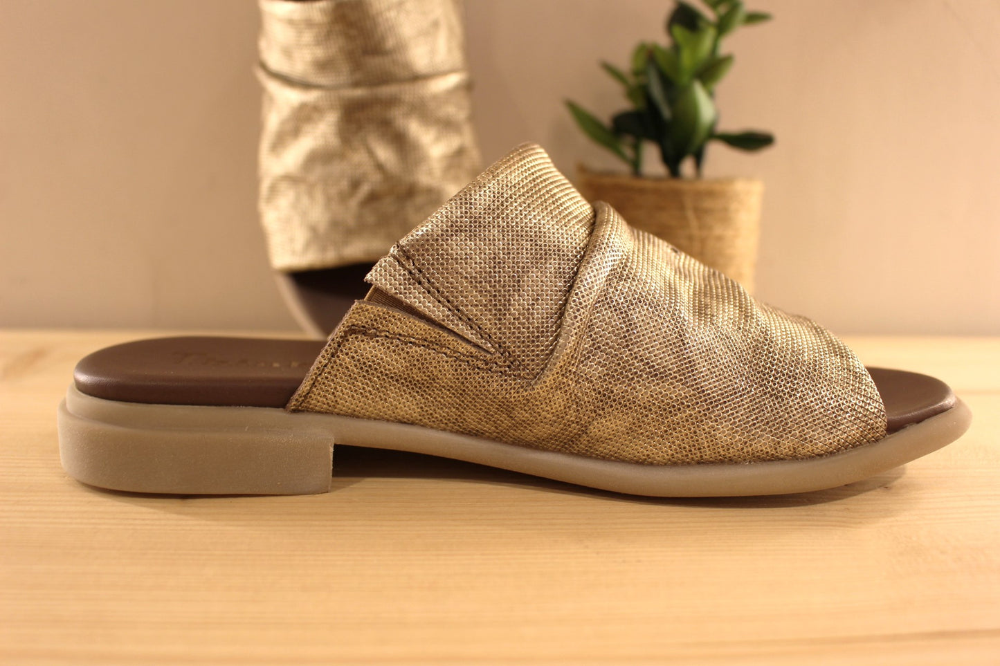 Chaussures THINK - 3-000943. Marque autrichienne. Mule en cuir imprimé, métallisé de couleur platine. Aspect fripé du cuir sur le coup de pied, avec élastique d'aisance en interne.