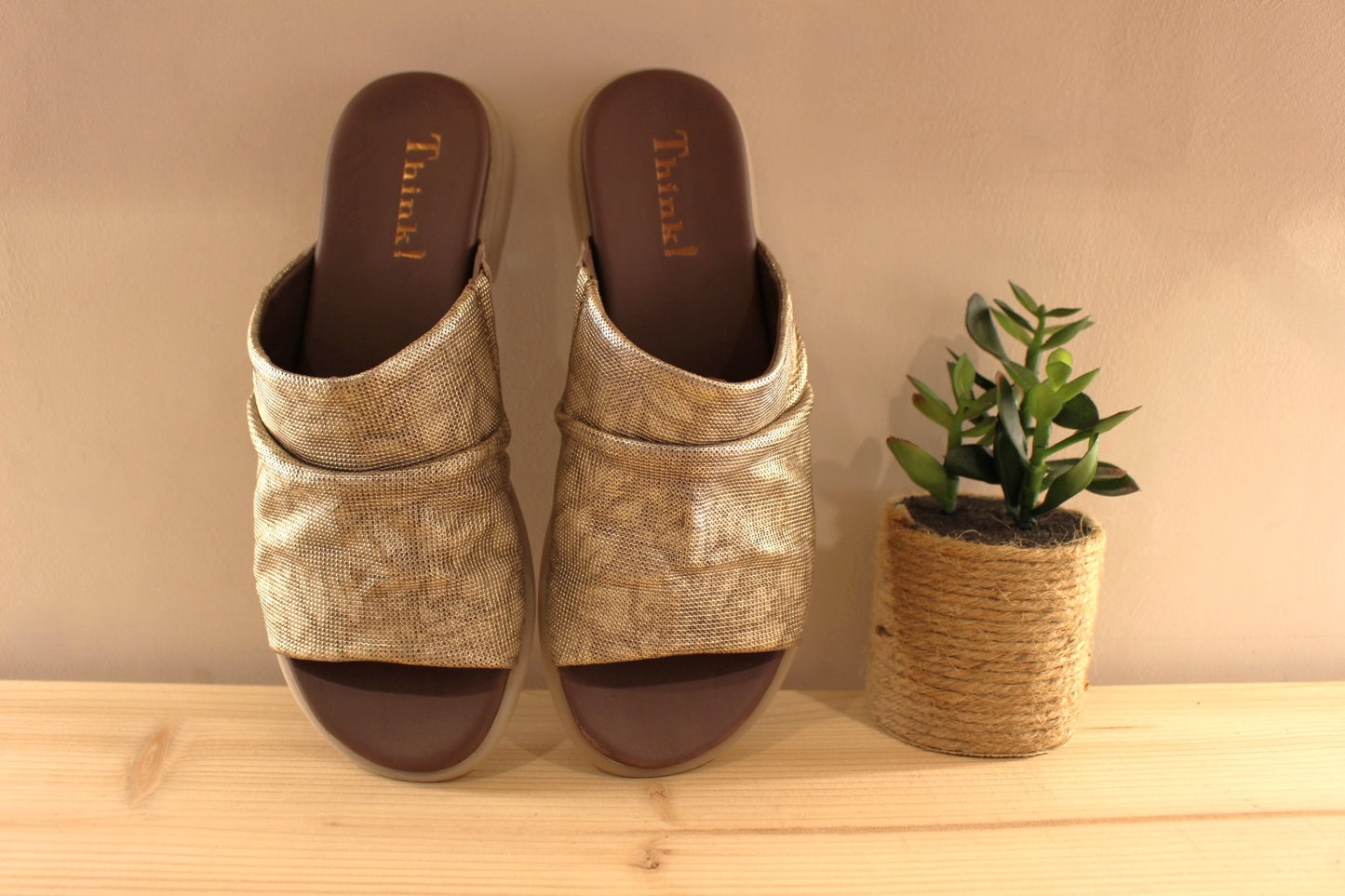 Chaussures THINK - 3-000943. Marque autrichienne. Mule en cuir imprimé, métallisé de couleur platine. Aspect fripé du cuir sur le coup de pied, avec élastique d'aisance en interne.