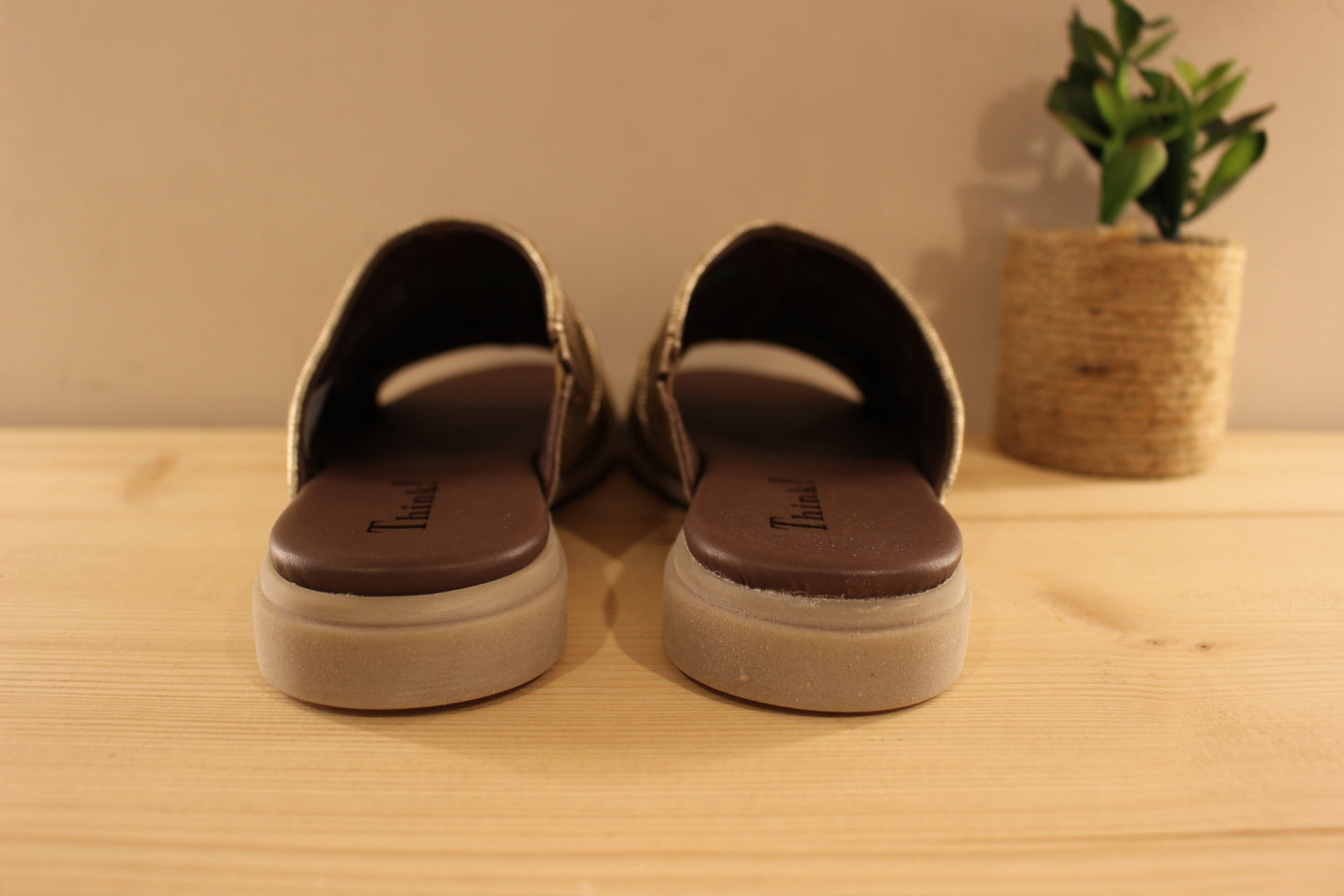 Chaussures THINK - 3-000943. Marque autrichienne. Mule en cuir imprimé, métallisé de couleur platine. Aspect fripé du cuir sur le coup de pied, avec élastique d'aisance en interne.