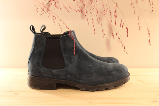 Boots chelsea THINK, en cuir velours de couleur bleu. Deux élastiques d'aisance latéraux. Chaussures doublées cuir et semelle interne amovible