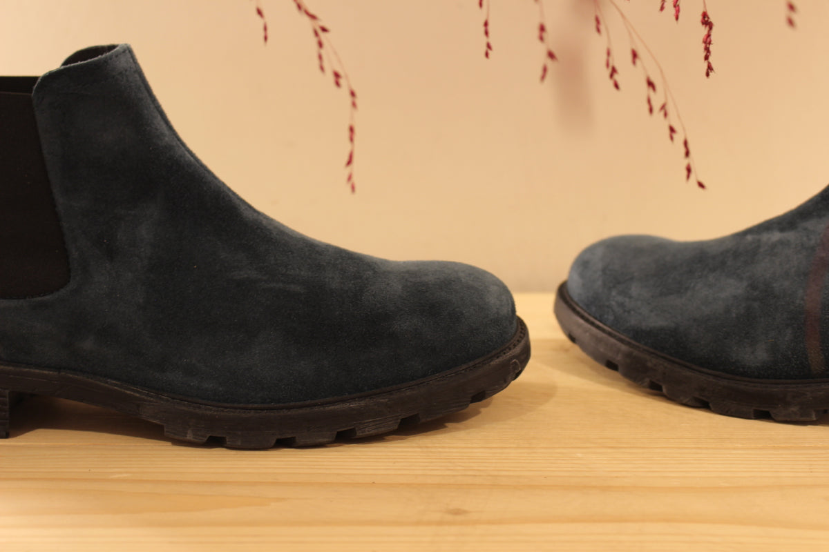 Boots chelsea THINK, en cuir velours de couleur bleu. Deux élastiques d'aisance latéraux. Chaussures doublées cuir et semelle interne amovible