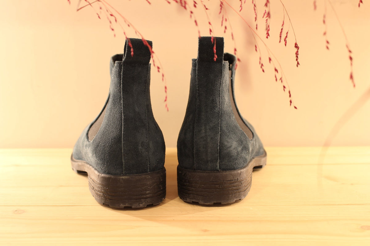 Boots chelsea THINK, en cuir velours de couleur bleu. Deux élastiques d'aisance latéraux. Chaussures doublées cuir et semelle interne amovible