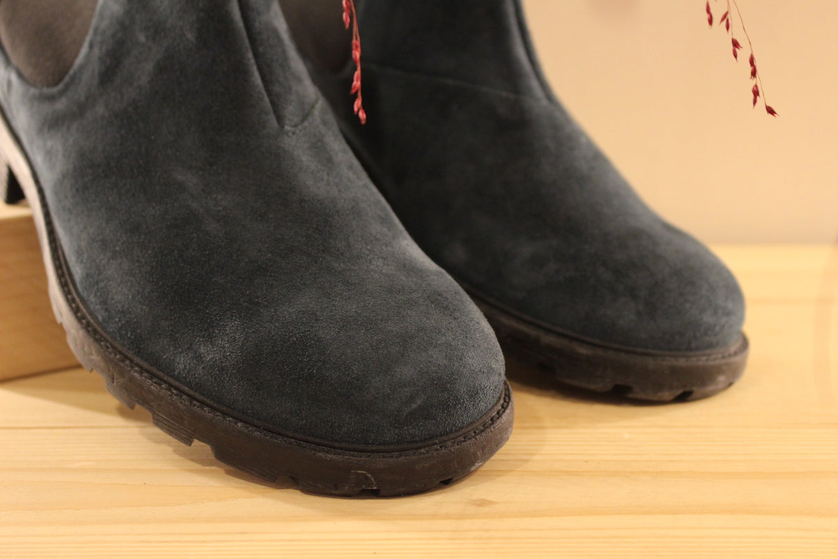 Boots chelsea THINK, en cuir velours de couleur bleu. Deux élastiques d'aisance latéraux. Chaussures doublées cuir et semelle interne amovible