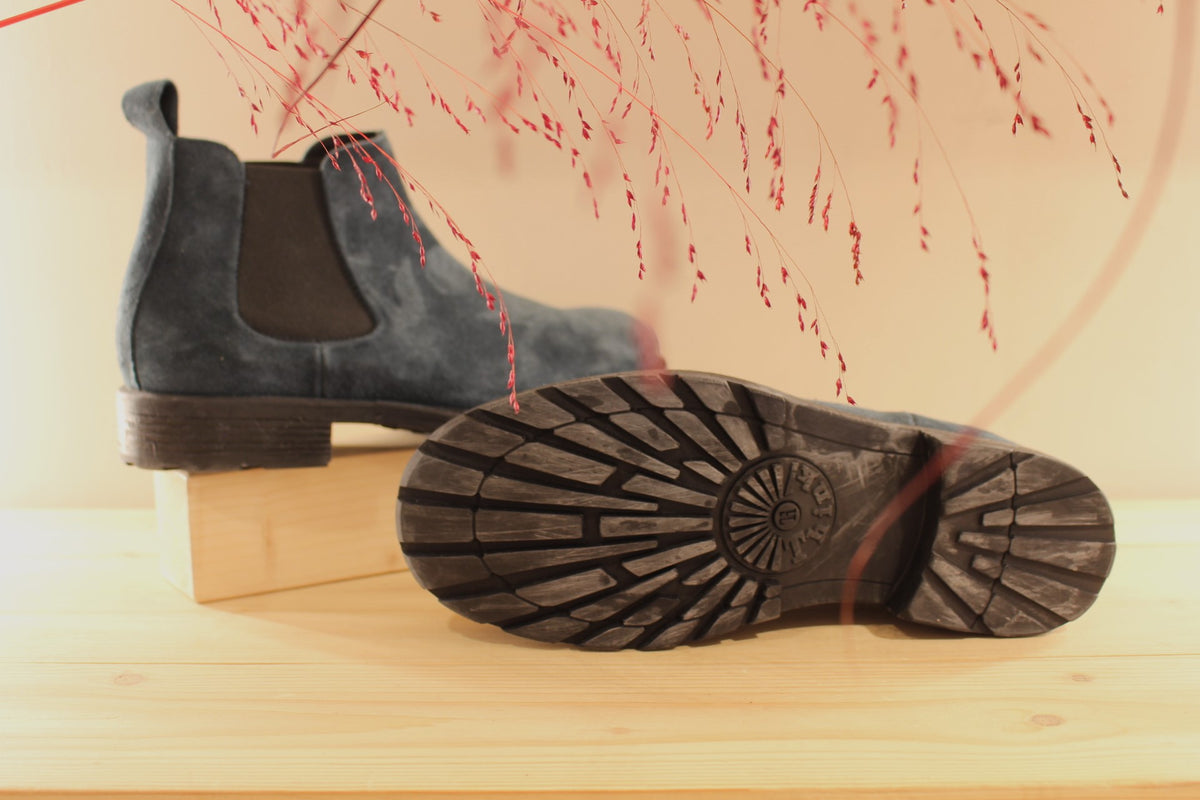 Boots chelsea THINK, en cuir velours de couleur bleu. Deux élastiques d'aisance latéraux. Chaussures doublées cuir et semelle interne amovible