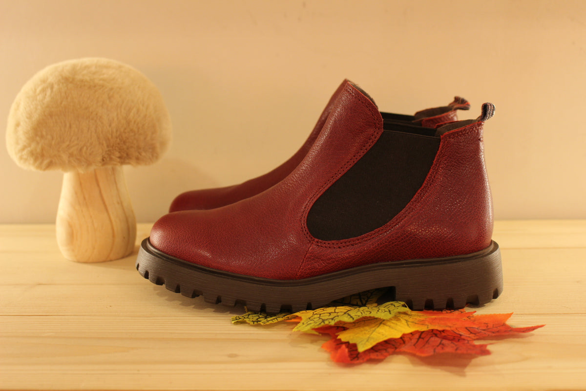 Boots THINK en cuir grainé de couleur bordeaux. Coupe sans-gêne avec deux élastiques latéraux. Semelle amovible.