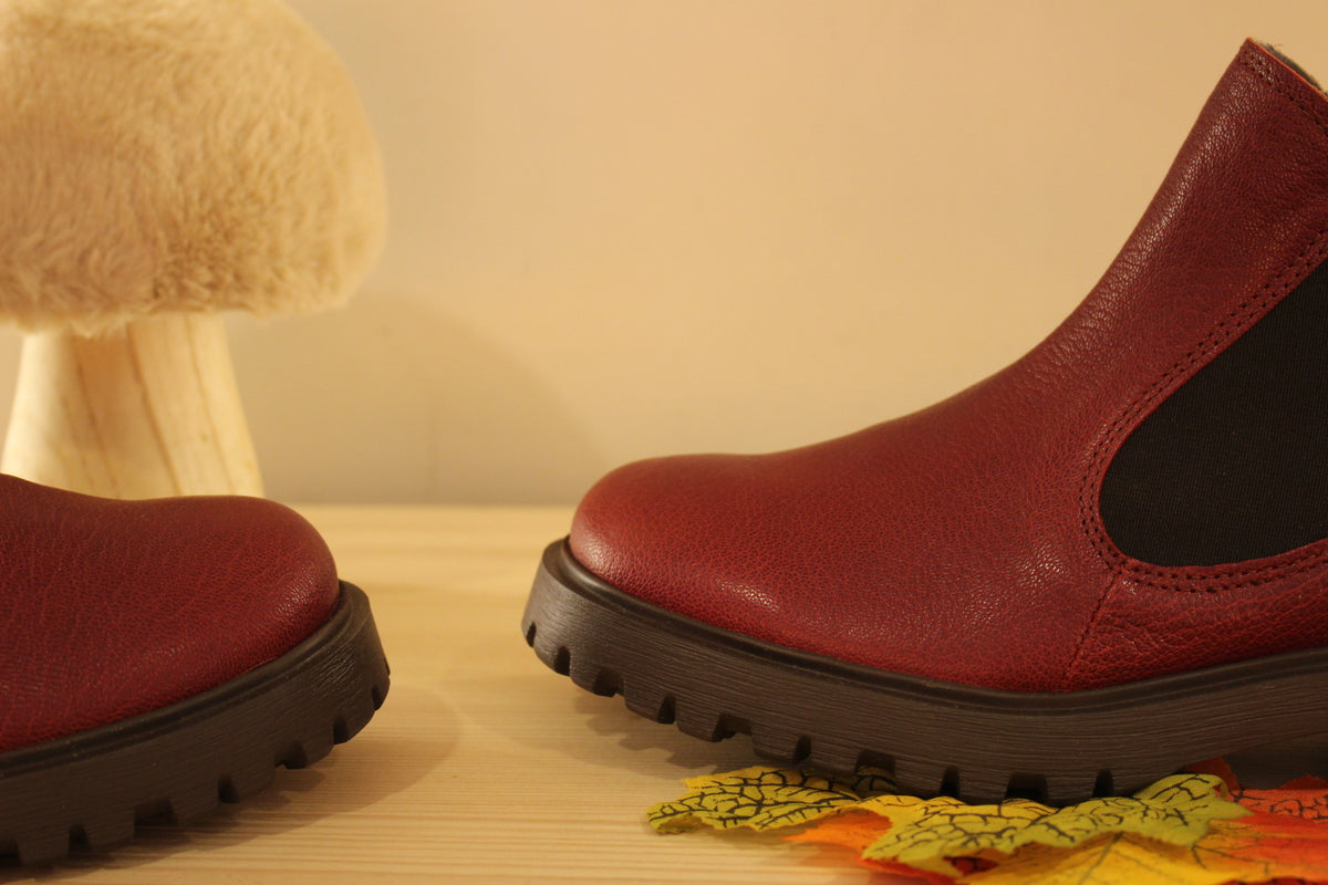 Boots THINK en cuir grainé de couleur bordeaux. Coupe sans-gêne avec deux élastiques latéraux. Semelle amovible.