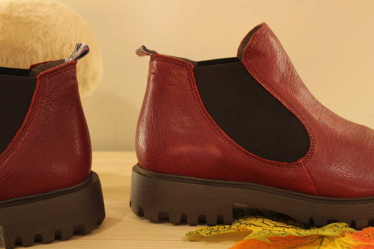 Boots THINK en cuir grainé de couleur bordeaux. Coupe sans-gêne avec deux élastiques latéraux. Semelle amovible.