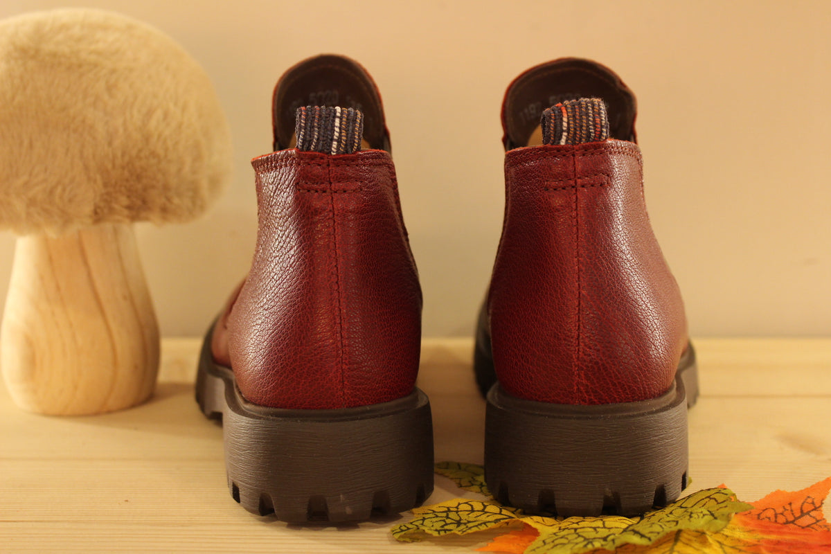Boots THINK en cuir grainé de couleur bordeaux. Coupe sans-gêne avec deux élastiques latéraux. Semelle amovible.