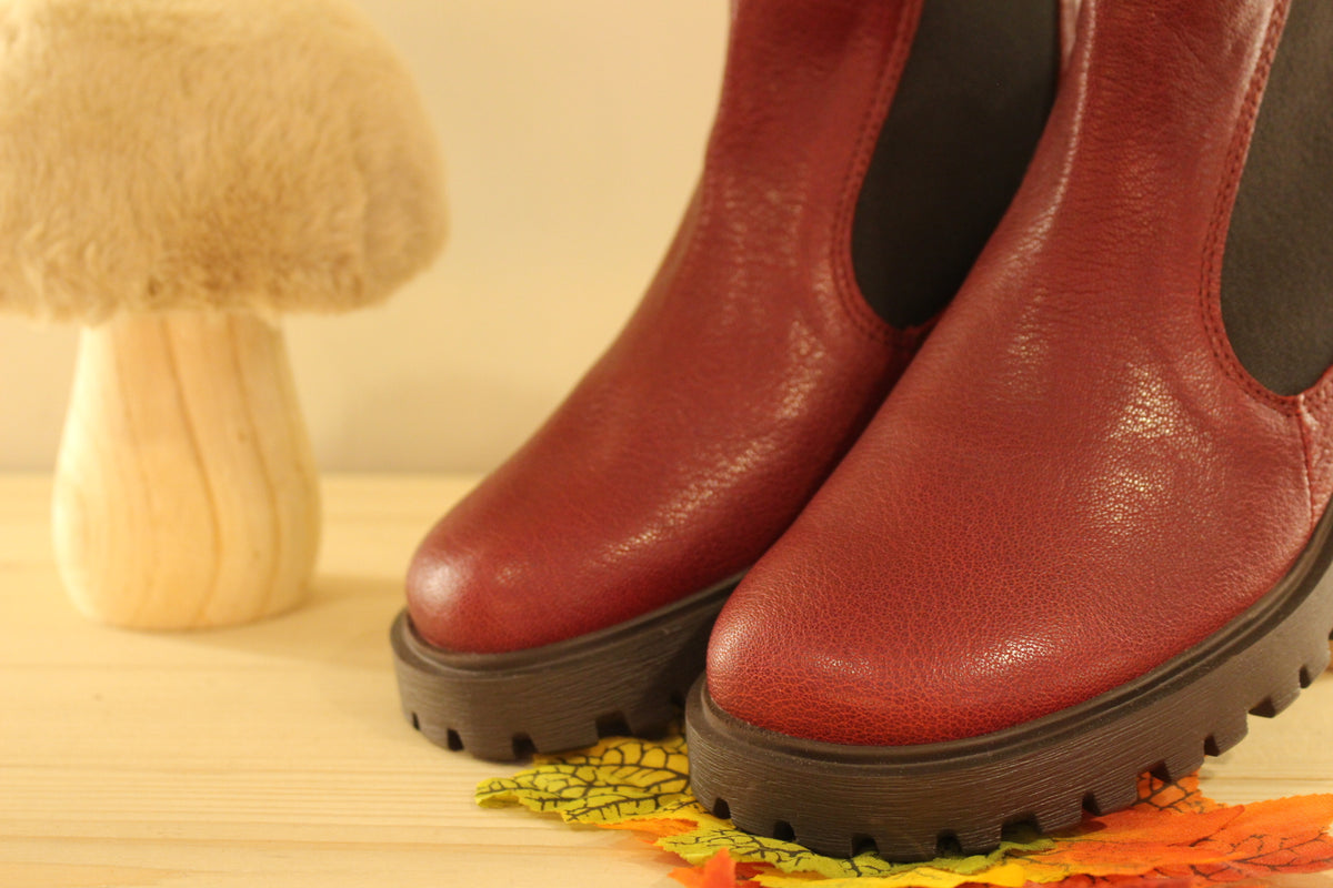 Boots THINK en cuir grainé de couleur bordeaux. Coupe sans-gêne avec deux élastiques latéraux. Semelle amovible.
