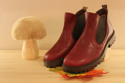 Boots THINK en cuir grainé de couleur bordeaux. Coupe sans-gêne avec deux élastiques latéraux. Semelle amovible.