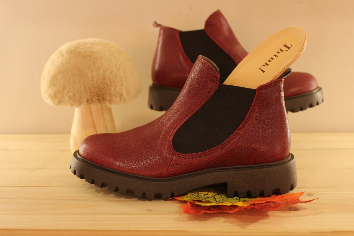 Boots THINK en cuir grainé de couleur bordeaux. Coupe sans-gêne avec deux élastiques latéraux. Semelle amovible.