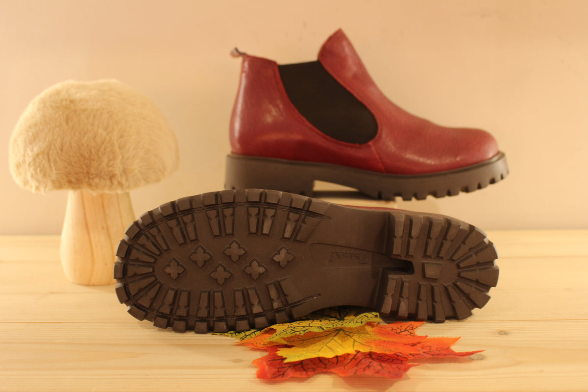 Boots THINK en cuir grainé de couleur bordeaux. Coupe sans-gêne avec deux élastiques latéraux. Semelle amovible.