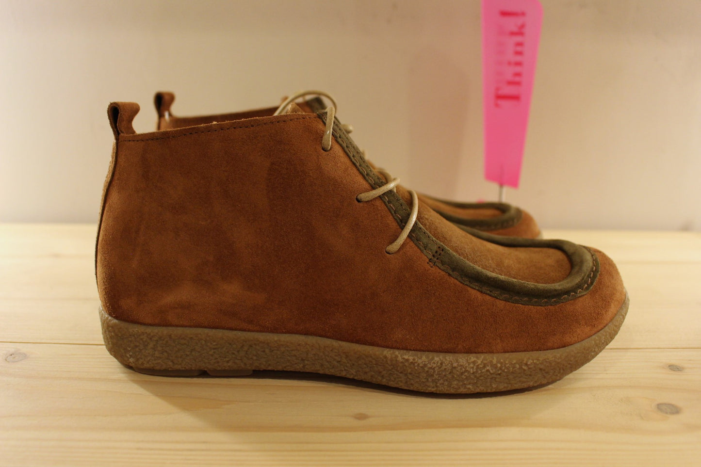Boots THINK en cuir velours brossé de couleur chocolat et brun. Bourrelet vert sur la claque.