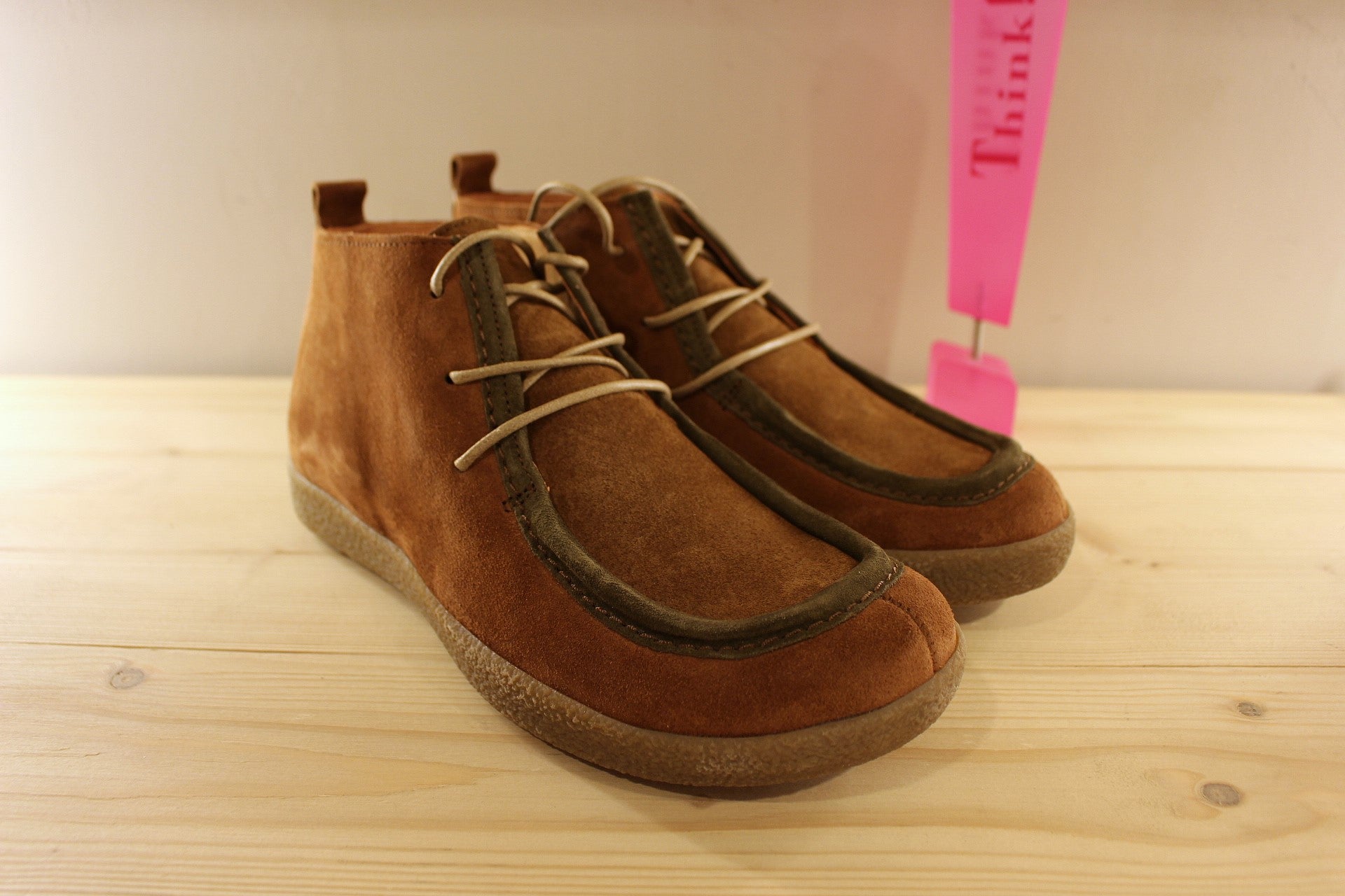 Boots THINK en cuir velours brossé de couleur chocolat et brun. Bourrelet vert sur la claque.