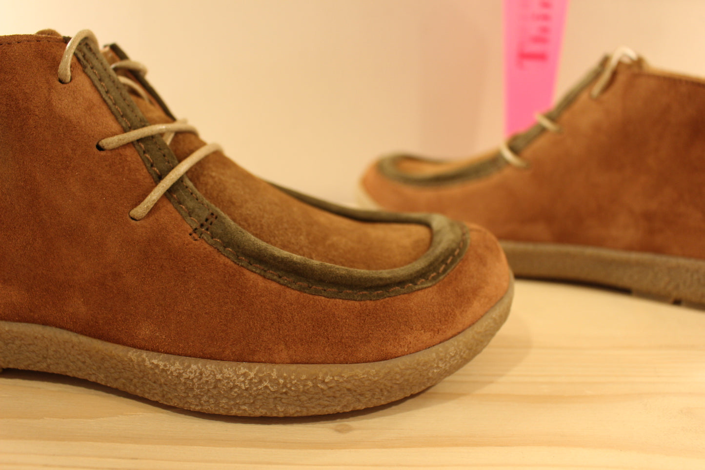 Boots THINK en cuir velours brossé de couleur chocolat et brun. Bourrelet vert sur la claque.
