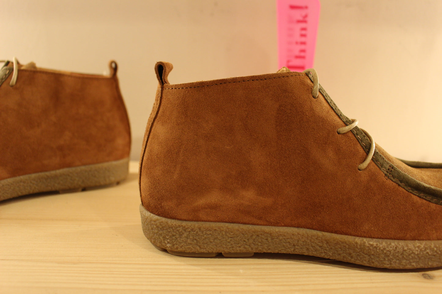Boots THINK en cuir velours brossé de couleur chocolat et brun. Bourrelet vert sur la claque.