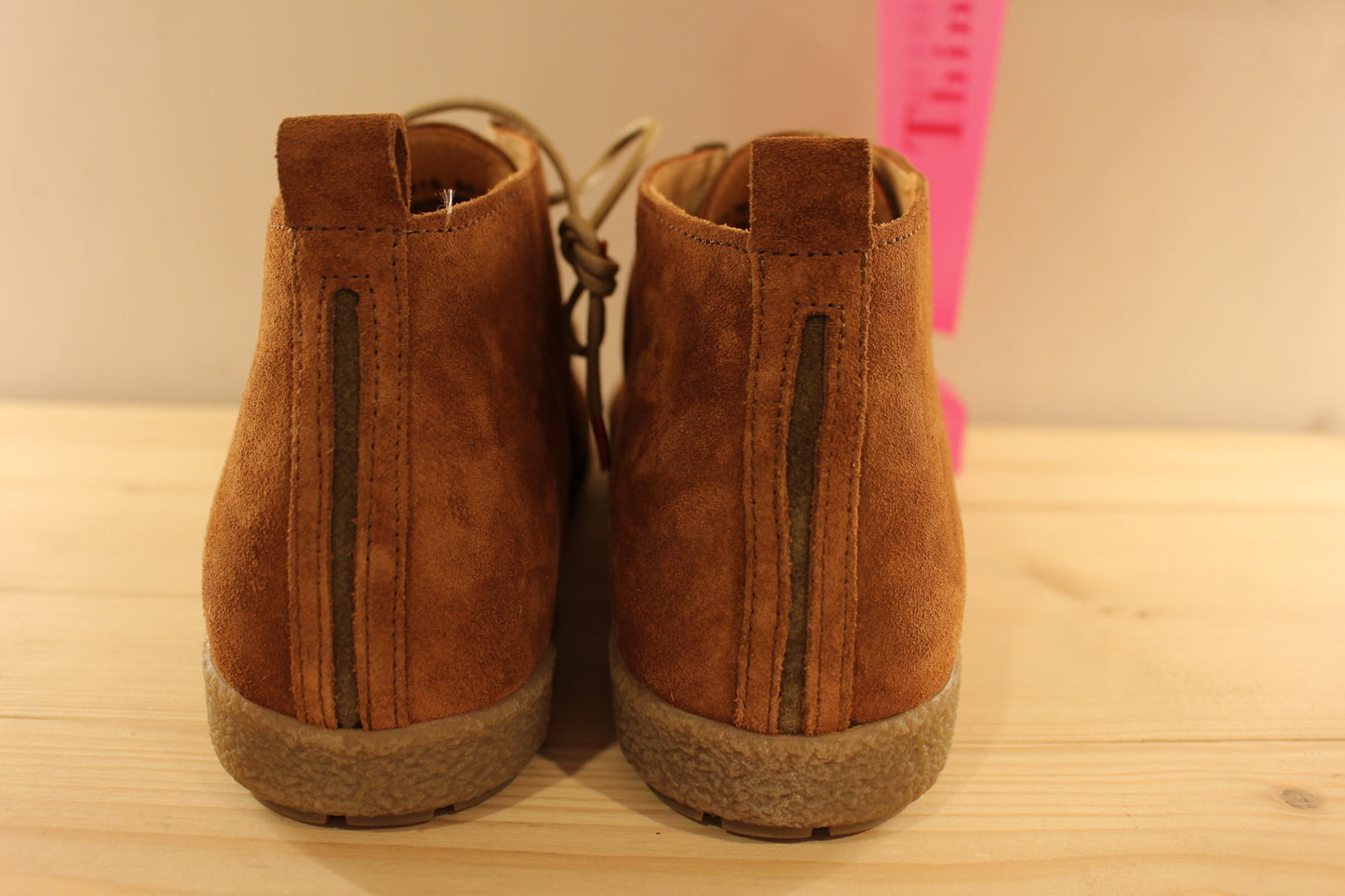 Boots THINK en cuir velours brossé de couleur chocolat et brun. Bourrelet vert sur la claque.