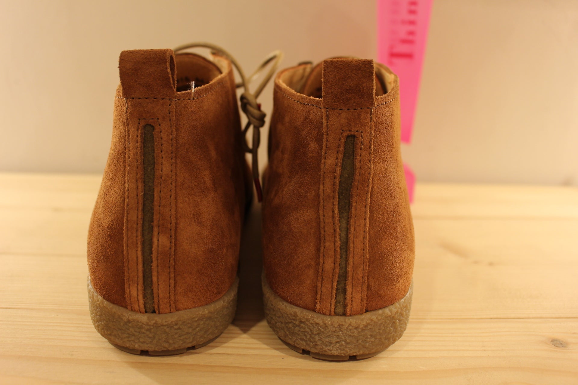 Boots THINK en cuir velours brossé de couleur chocolat et brun. Bourrelet vert sur la claque.