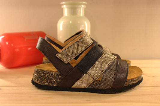Sandales THINK en cuir de couleur chocolat. Mélange de brides cuir de couleur noir, métallisé imprimé de couleur platine et gris