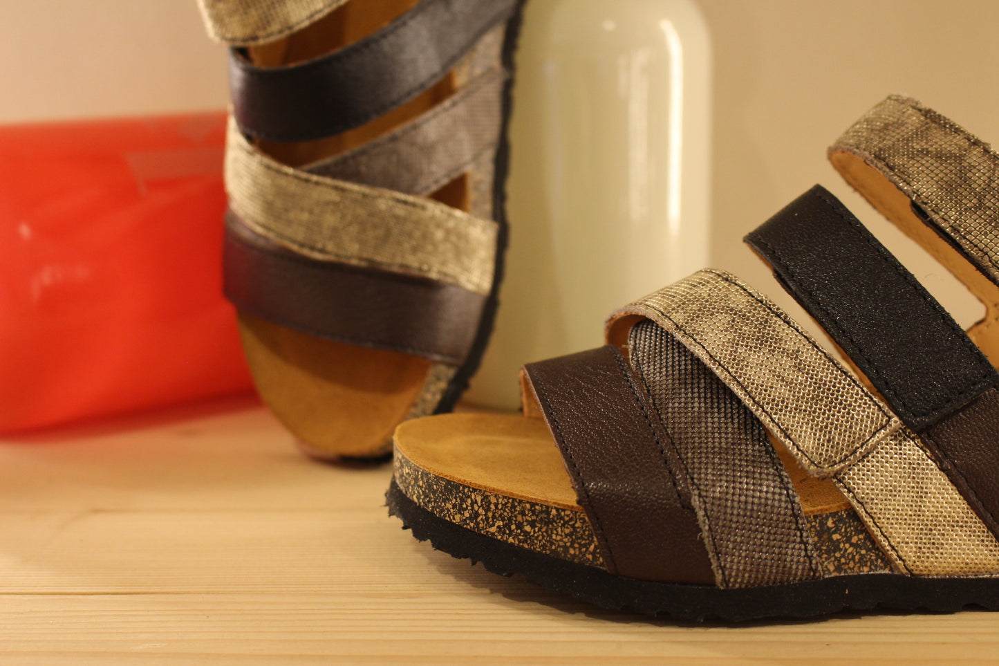 Sandales THINK en cuir de couleur chocolat. Mélange de brides cuir de couleur noir, métallisé imprimé de couleur platine et gris