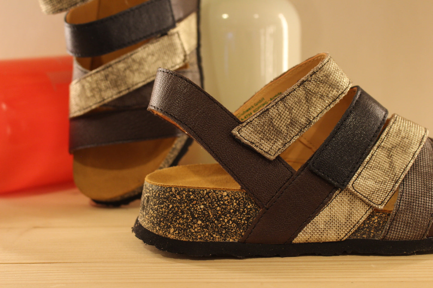 Sandales THINK en cuir de couleur chocolat. Mélange de brides cuir de couleur noir, métallisé imprimé de couleur platine et gris