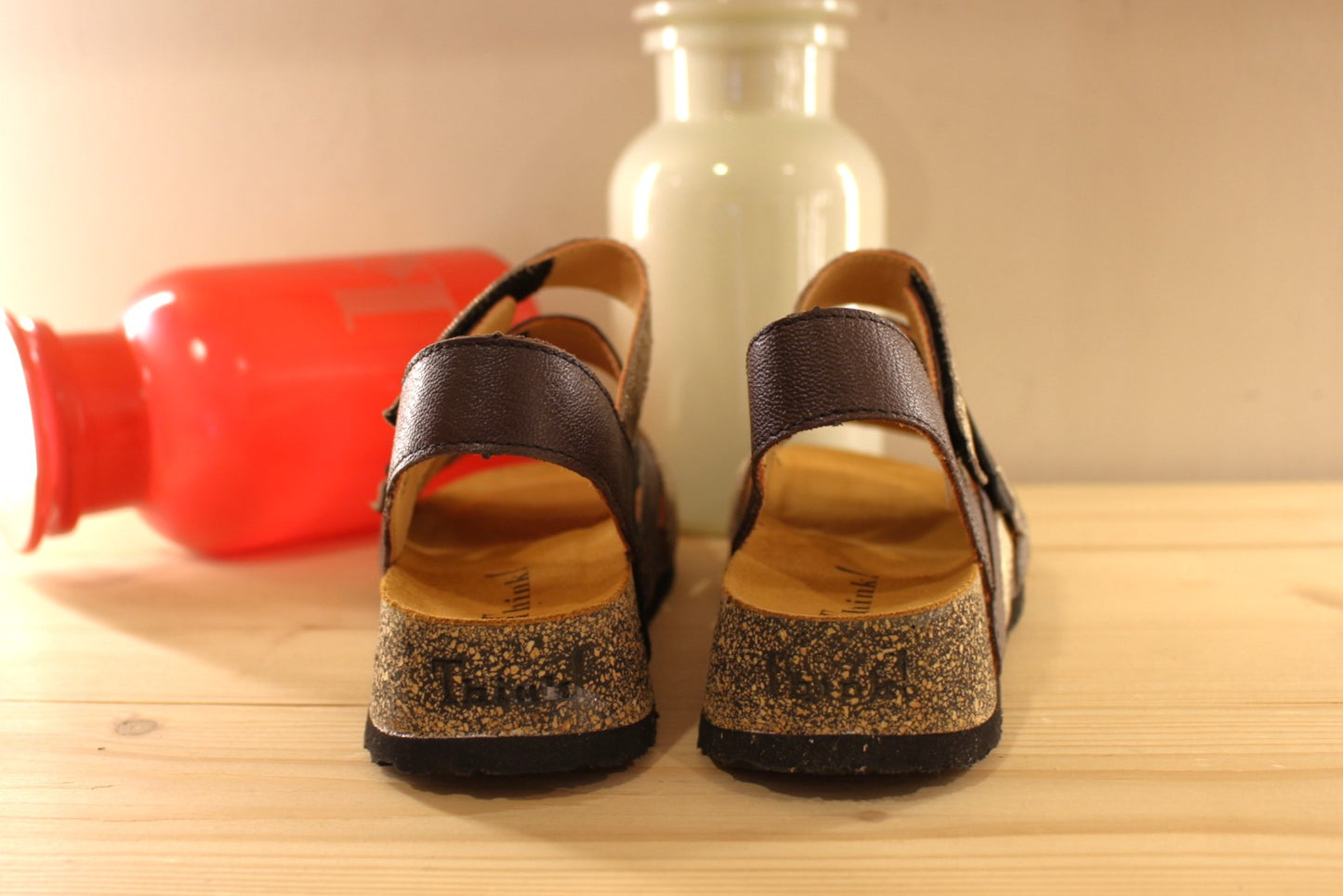 Sandales THINK en cuir de couleur chocolat. Mélange de brides cuir de couleur noir, métallisé imprimé de couleur platine et gris