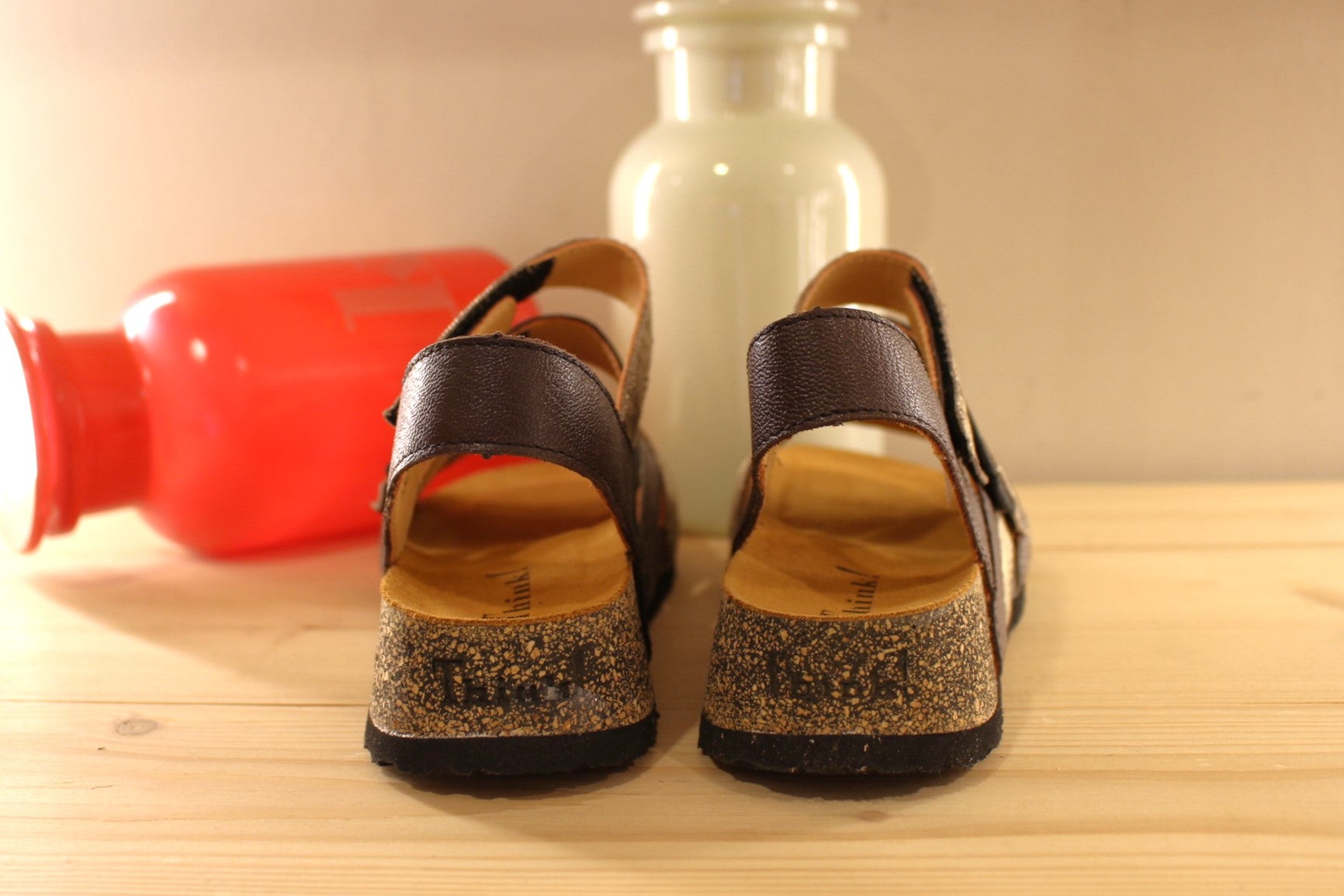 Sandales THINK en cuir de couleur chocolat. Mélange de brides cuir de couleur noir, métallisé imprimé de couleur platine et gris