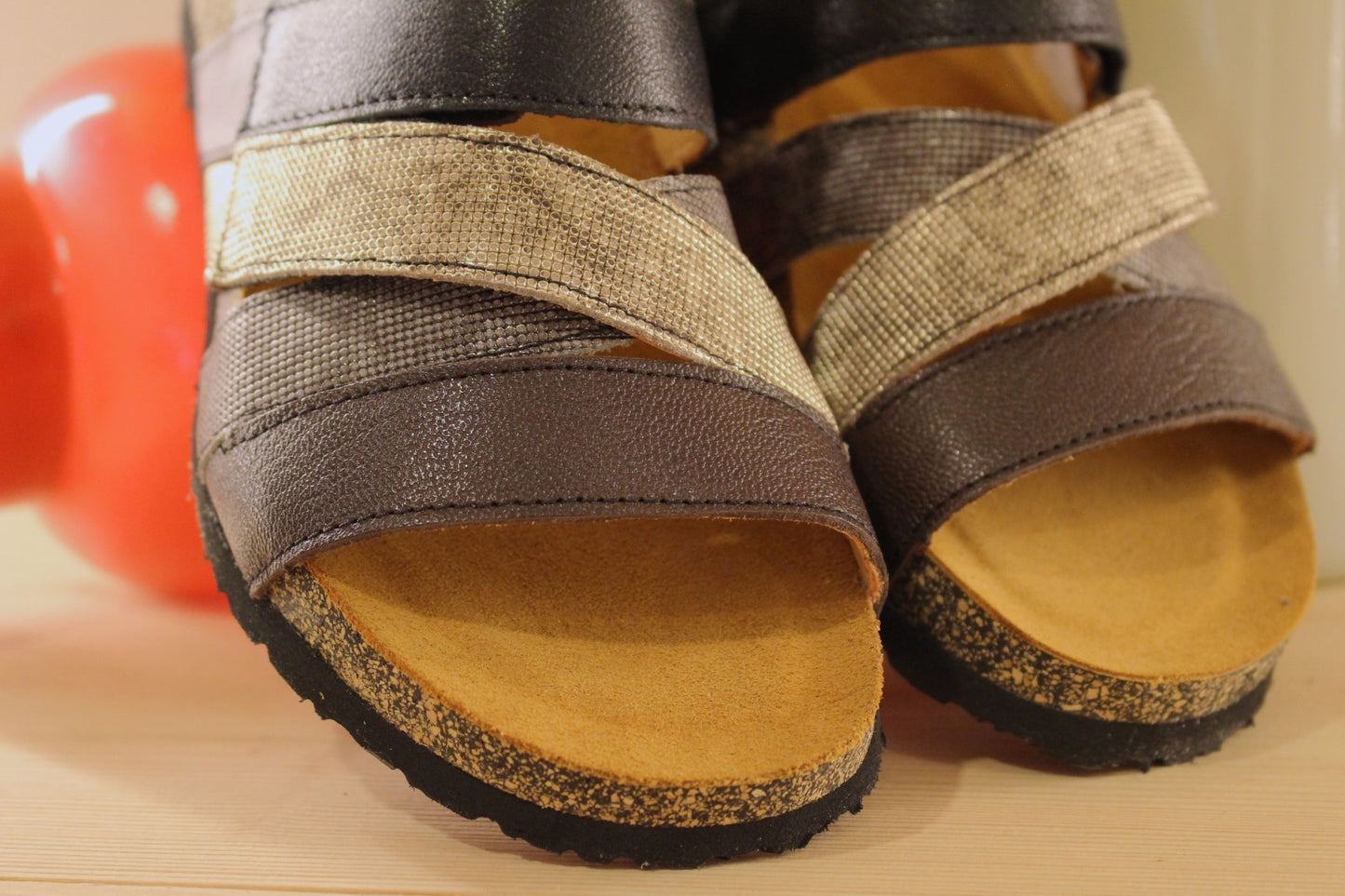 Sandales THINK en cuir de couleur chocolat. Mélange de brides cuir de couleur noir, métallisé imprimé de couleur platine et gris