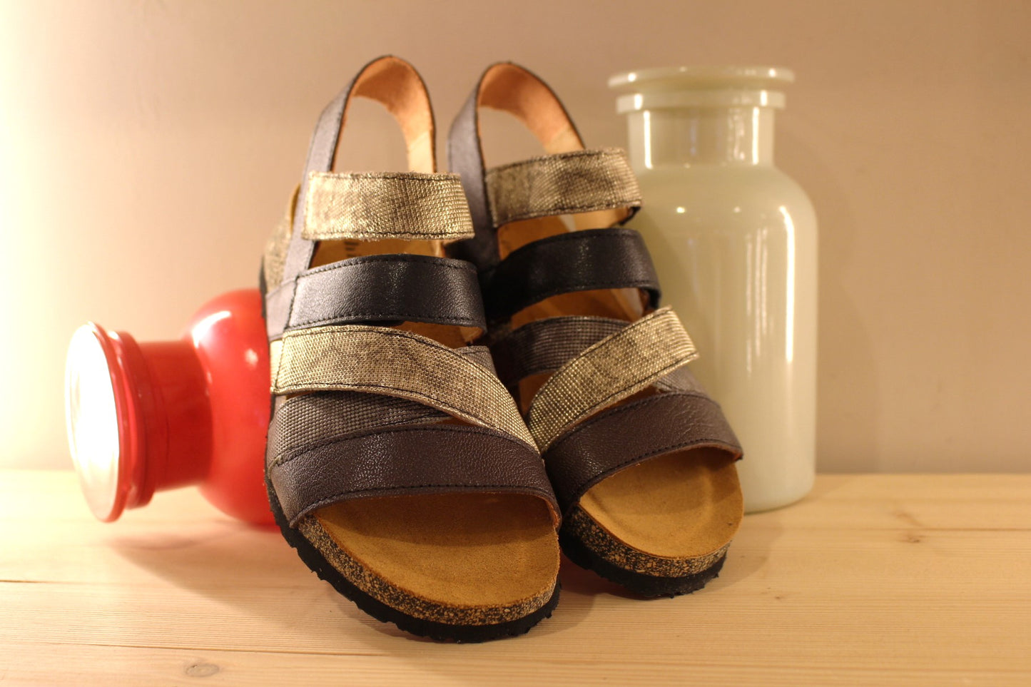 Sandales THINK en cuir de couleur chocolat. Mélange de brides cuir de couleur noir, métallisé imprimé de couleur platine et gris