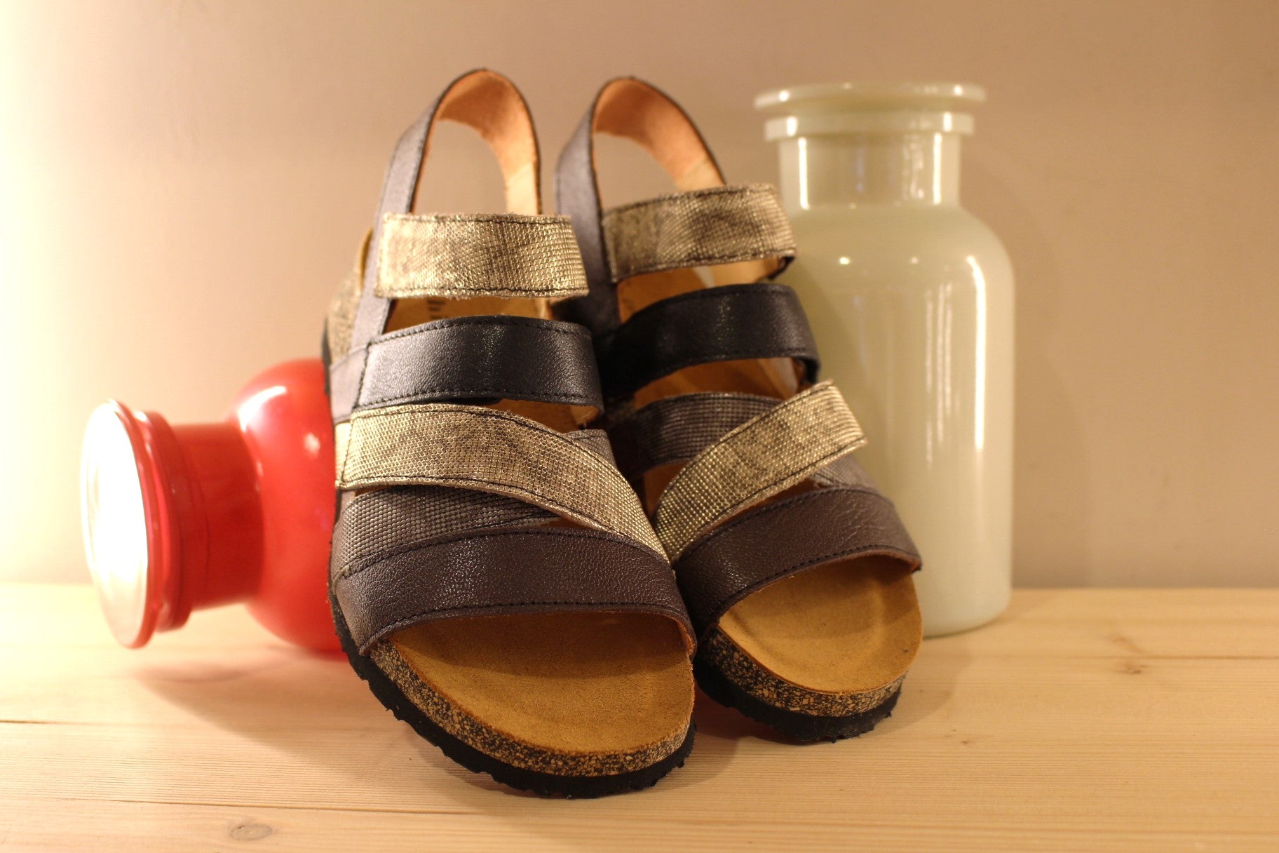 Sandales THINK en cuir de couleur chocolat. Mélange de brides cuir de couleur noir, métallisé imprimé de couleur platine et gris