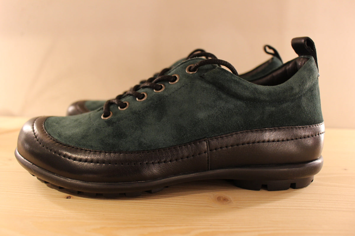 Chaussures THINK en cuir velours de couleur vert bouteille et cuir lisse noir. Serrage lacets coton noir. Chaussures doublées cuir et semelle interne amovible et voûte plantaire