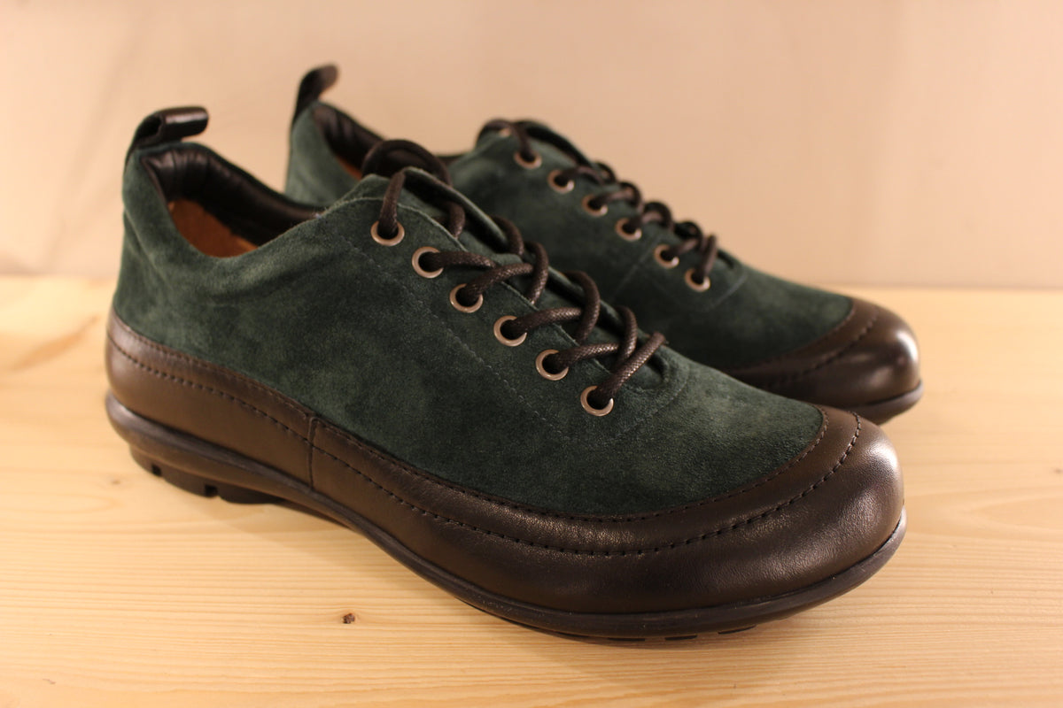 Chaussures THINK en cuir velours de couleur vert bouteille et cuir lisse noir. Serrage lacets coton noir. Chaussures doublées cuir et semelle interne amovible et voûte plantaire