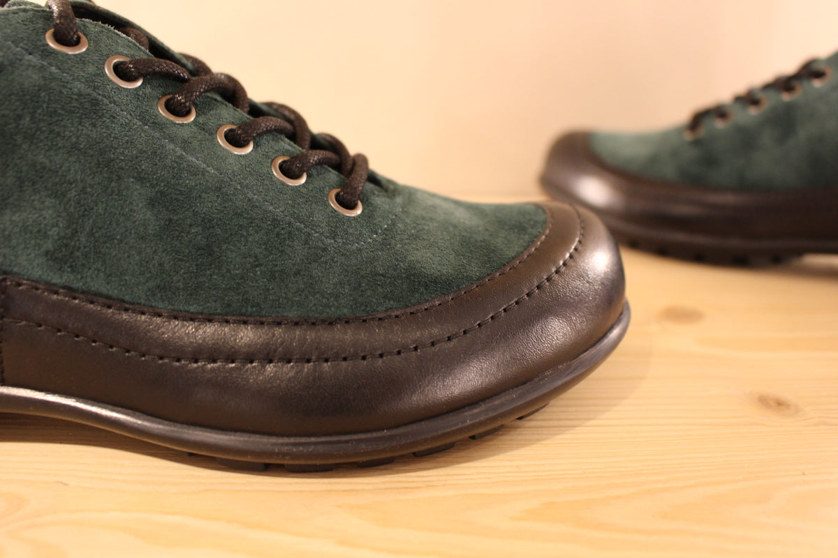 Chaussures THINK en cuir velours de couleur vert bouteille et cuir lisse noir. Serrage lacets coton noir. Chaussures doublées cuir et semelle interne amovible et voûte plantaire