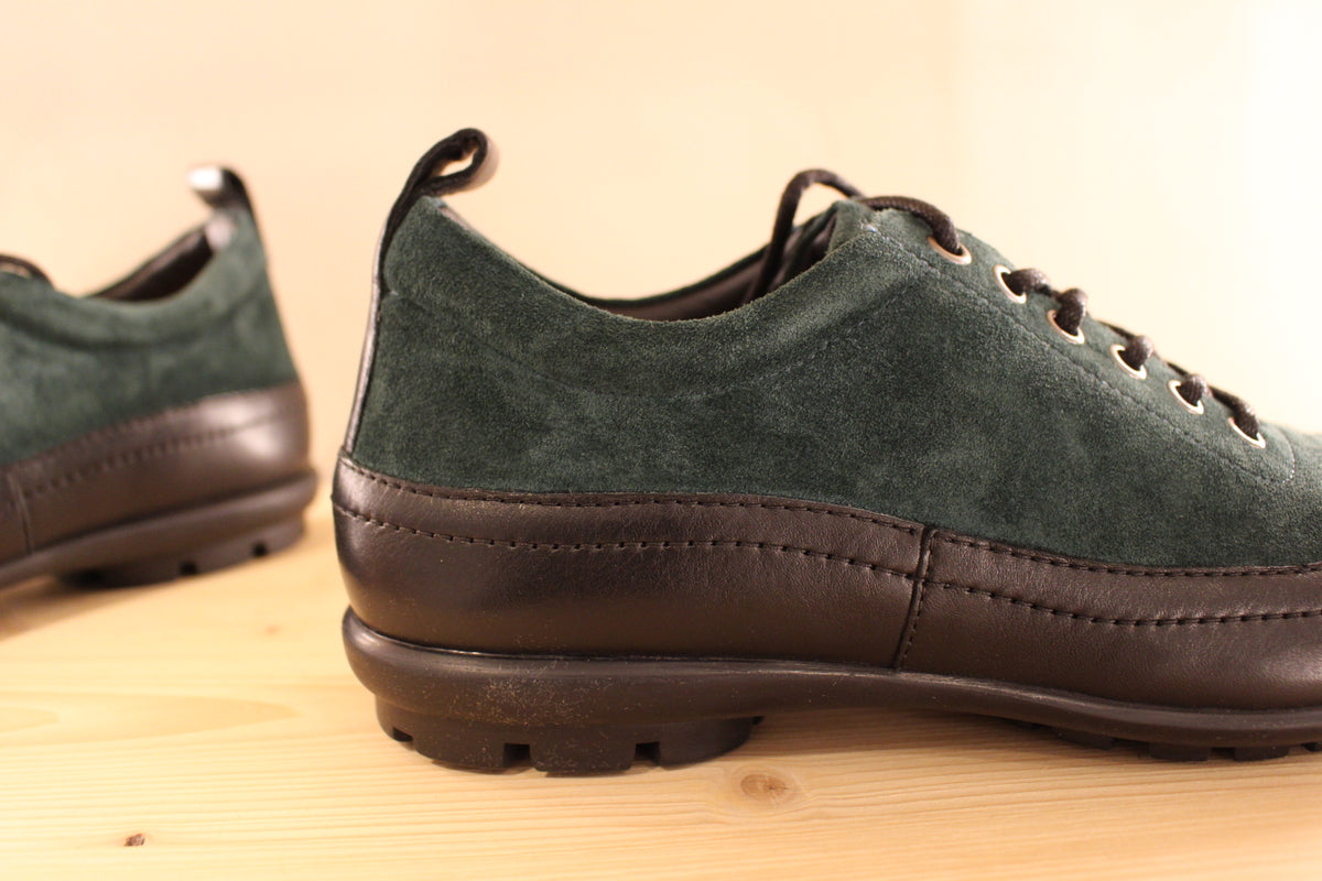 Chaussures THINK en cuir velours de couleur vert bouteille et cuir lisse noir. Serrage lacets coton noir. Chaussures doublées cuir et semelle interne amovible et voûte plantaire