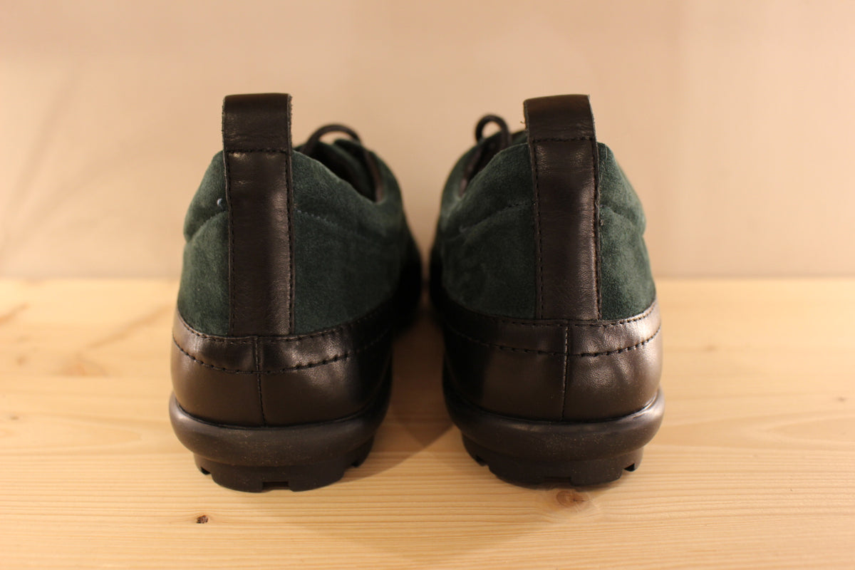 Chaussures THINK en cuir velours de couleur vert bouteille et cuir lisse noir. Serrage lacets coton noir. Chaussures doublées cuir et semelle interne amovible et voûte plantaire