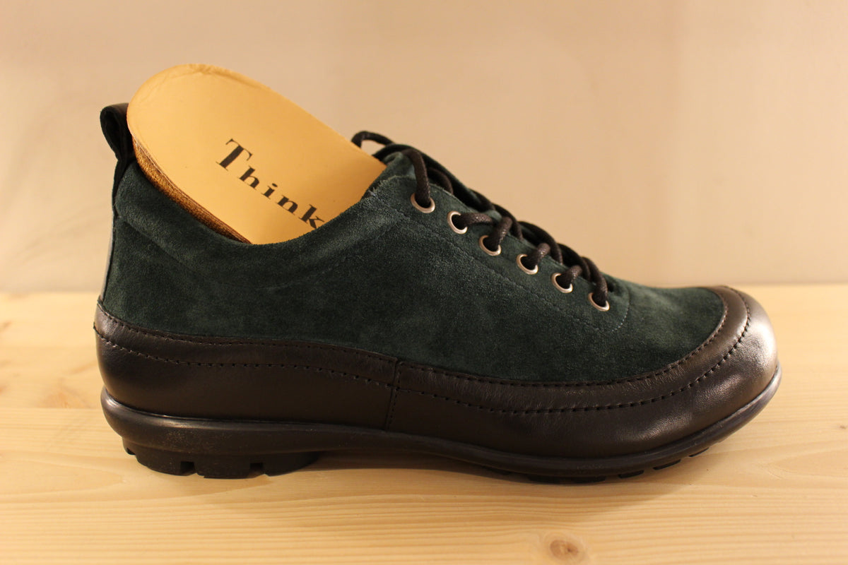 Chaussures THINK en cuir velours de couleur vert bouteille et cuir lisse noir. Serrage lacets coton noir. Chaussures doublées cuir et semelle interne amovible et voûte plantaire