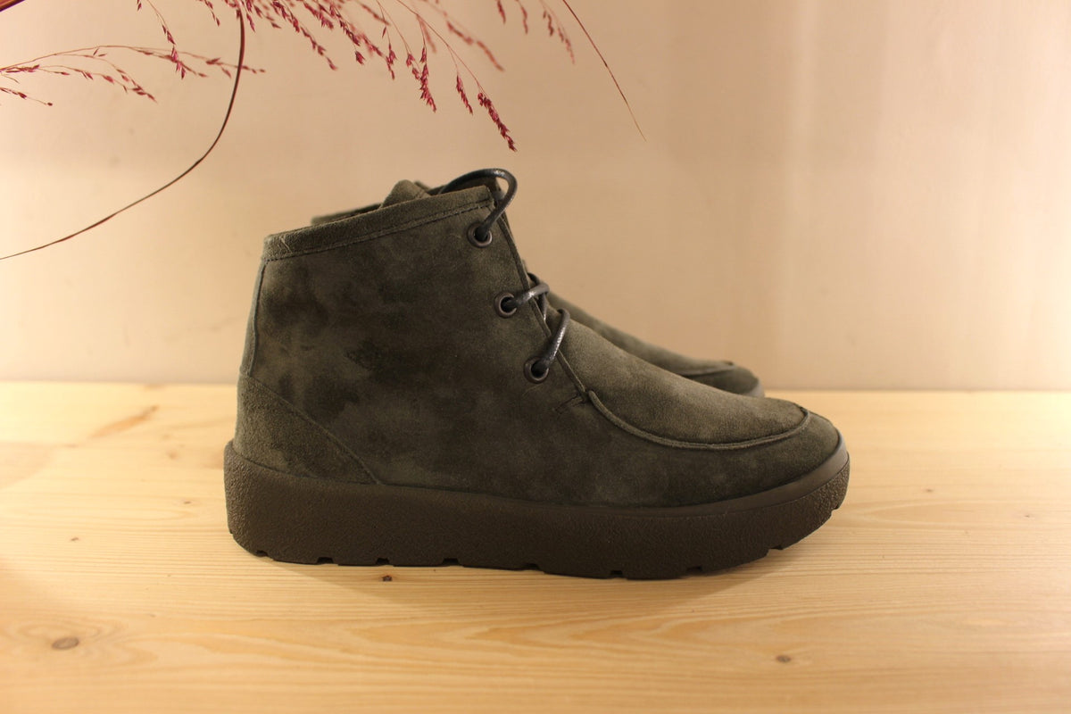 Bottines THINK en cuir velours de couleur vert. Serrage lacets coton bleus avec les embouts rouges. Zip du côté interne