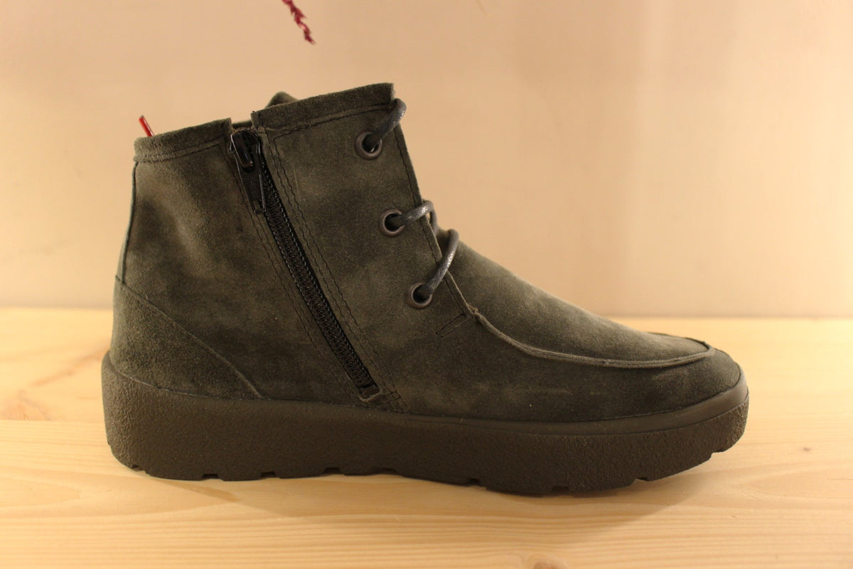 Bottines THINK en cuir velours de couleur vert. Serrage lacets coton bleus avec les embouts rouges. Zip du côté interne
