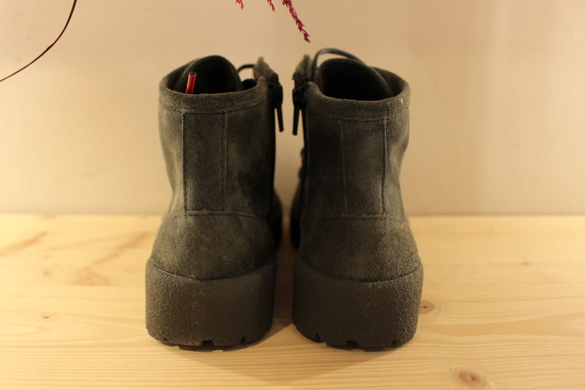 Bottines THINK en cuir velours de couleur vert. Serrage lacets coton bleus avec les embouts rouges. Zip du côté interne