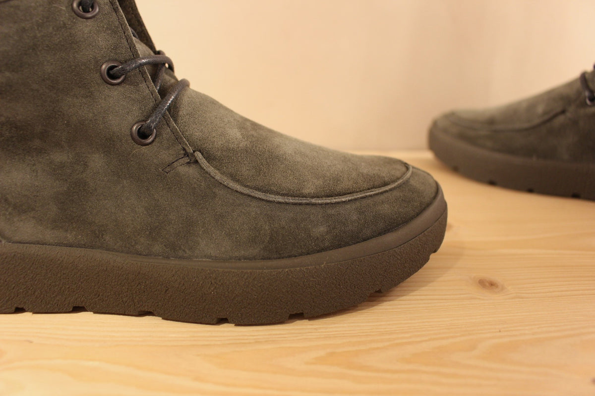 Bottines THINK en cuir velours de couleur vert. Serrage lacets coton bleus avec les embouts rouges. Zip du côté interne