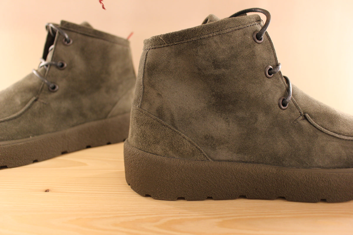 Bottines THINK en cuir velours de couleur vert. Serrage lacets coton bleus avec les embouts rouges. Zip du côté interne